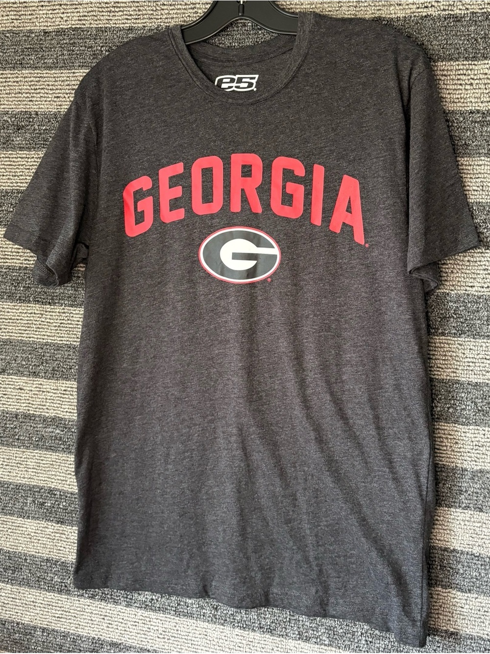 E5 University of Georgia Bulldogs NCAA Dark Grey Charcoal T-Shirt Men’s Large